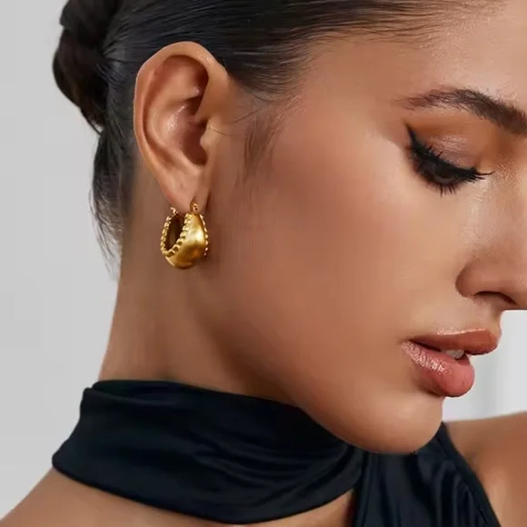 Basket Matte Golden Hoop Earrings 18 K Gold Stainless Steel - Picture 4 of 11